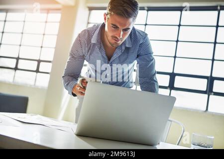 Geschäftsmann, Laptop und Informationstechnik mit Systemupgrade, Codierung am Schreibtisch und Internet . IT-Mitarbeiter in Unternehmen, ux mit Softwareentwicklung Stockfoto
