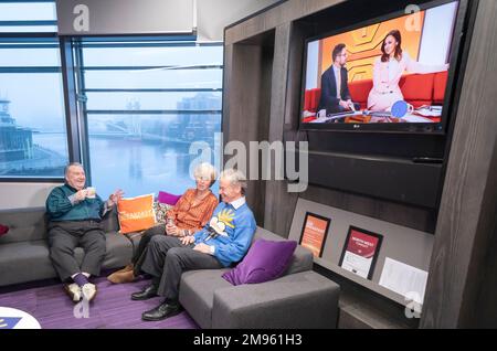 (Von links nach rechts) Astrologer Russell Grant, ehemalige Moderatorin Debbie Rix und ehemalige Wettermoderatorin Francis Wilson Backstage als BBC Breakfast feiern ihren 40. Jahrestag mit einer besonderen Show und Gästen im MediaCityUK, Salford. Foto: Dienstag, 17. Januar 2023. Stockfoto