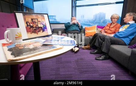 (Von links nach rechts) Astrologer Russell Grant, ehemalige Moderatorin Debbie Rix und ehemalige Wettermoderatorin Francis Wilson Backstage als BBC Breakfast feiern ihren 40. Jahrestag mit einer besonderen Show und Gästen im MediaCityUK, Salford. Foto: Dienstag, 17. Januar 2023. Stockfoto