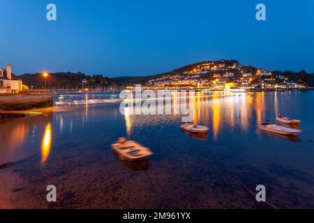 Großbritannien, England, Devon, Dartmouth Harbour bei Nacht mit Lichtern von der historischen unteren Fähre nach Kingwear (von Bayard's Cove) Stockfoto