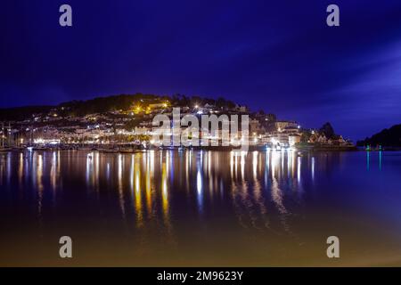 Großbritannien, England, Devon, Dartmouth Harbour, Kingwear Riverfront beleuchtet bei Nacht Stockfoto