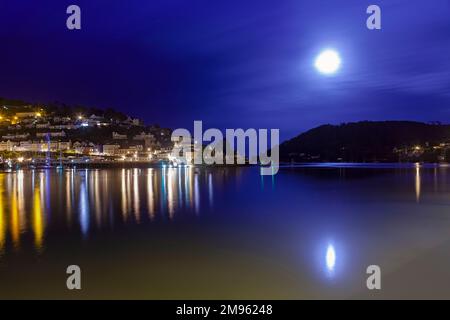 Großbritannien, England, Devon, Dartmouth Harbour mit Kingwear Riverfront und Warfleet bei Nacht beleuchtet Stockfoto