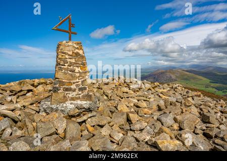 Markierung auf dem Gipfel von Yr Eifl über Nant Gwrtheyrn, auf der Llyn-Halbinsel in Gwynedd North Wales Stockfoto