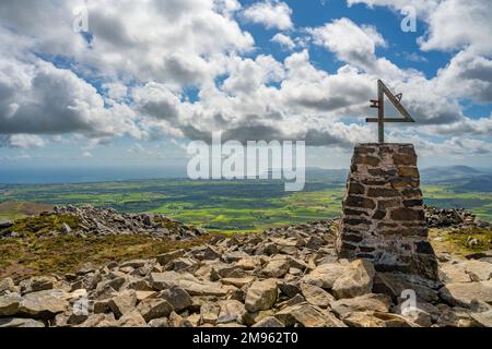 Markierung auf dem Gipfel von Yr Eifl über Nant Gwrtheyrn, auf der Llyn-Halbinsel in Gwynedd North Wales Stockfoto