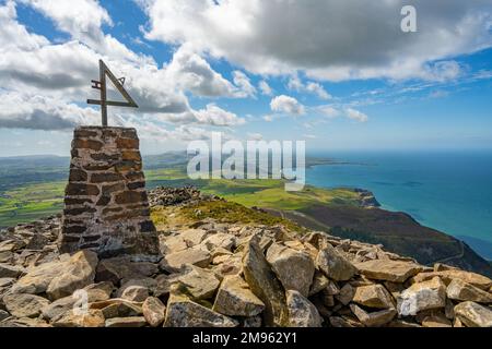 Markierung auf dem Gipfel von Yr Eifl über Nant Gwrtheyrn, auf der Llyn-Halbinsel in Gwynedd North Wales Stockfoto