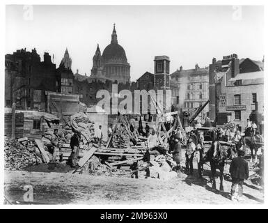 Viele Arbeiter auf einer Baustelle in der City of London in Sichtweite der St Paul's Cathedral Stockfoto