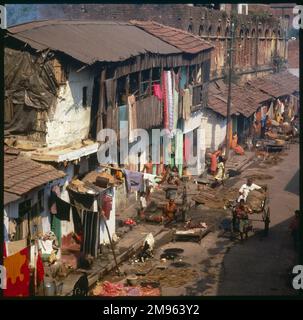 Slum-Wohnungen in Kalkutta, Indien, aus der Vogelperspektive. Stockfoto