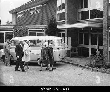 Alte Leute betraten ihr Haus Stockfoto