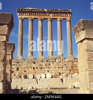 Die sechs Säulen des GROSSEN TEMPELS DES JUPITER, der von den Römern erbaut wurde, befinden sich auf der antiken archäologischen Stätte von Baalbek, einst Heliopolis genannt. Stockfoto