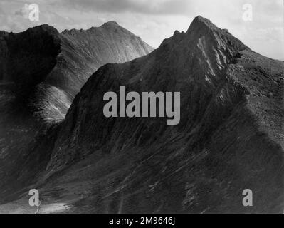 Ein dramatischer Eindruck von den Bergen Cir Mhor und Goatfell (dahinter) auf der Insel Arran, Schottland. Stockfoto