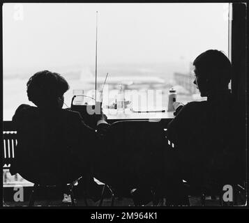 Silhouetten von zwei Flugzeugbeobachtern am Flughafen London Gatwick, England. Stockfoto