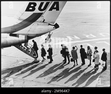 Passagiere, die in ein Flugzeug der British United Airways (BUA) (ein BAC One-Eleven) am Flughafen Gatwick, Sussex, England einsteigen. Stockfoto