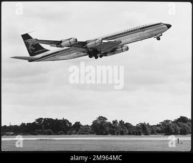 Eine Boeing 707, die vom Flughafen London Gatwick abhebt. Stockfoto
