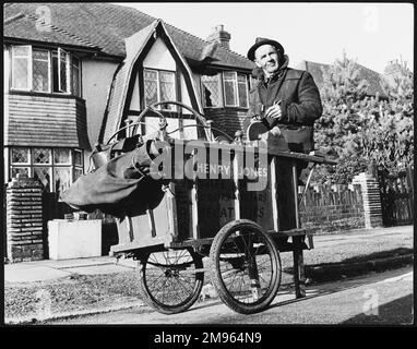 Henry Jones, mobiler Schleifer mit Schleifstein auf einem Trolley, Horley, Surrey, England. Stockfoto