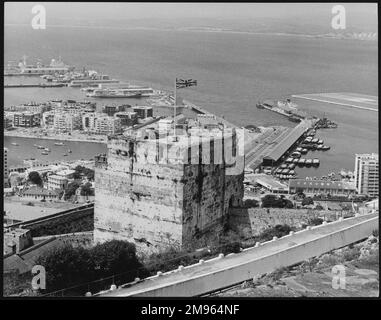 Eine Union-Jack-Flagge, die über einer maurischen Burg auf der Insel Gibraltar, Spanien, fliegt. Stockfoto