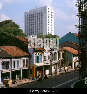 Alte und neue Gebäude in Südostasiens Boom-Stadt, mit dem Cockpit Hotel im Hintergrund. Stockfoto