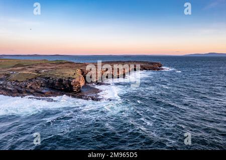 Halbinsel Muckross Head bei Sonnenuntergang - etwa 10 km westlich des Dorfes Killybegs in der Grafschaft Donegal an der Westküste Irlands. Stockfoto