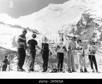 Eine Gruppe von Skifahrerinnen mit ihrem Skilehrer. Stockfoto