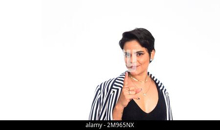 Ein Porträt einer Geschäftsfrau in einem formellen Outfit vor einem weißen Hintergrund Stockfoto
