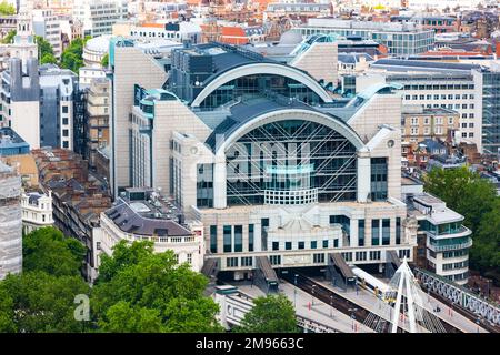 London, Vereinigtes Königreich - 3. Juli 2010 : Bahnhofskomplex Charing Cross. Hauptbahnhöfe und Büroblock an der Nordseite der Themse. Stockfoto