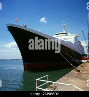 The Liner Queen Elizabeth II (QE2) im Dock in Southampton Stockfoto