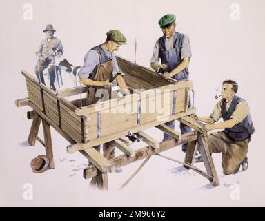 Drei Zimmerleute, die mit traditionellen Werkzeugen und Techniken an einem Holzwagen arbeiten. Malerei von Malcolm Greensmith Stockfoto