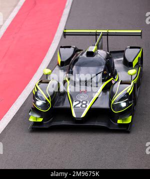 Adrian Watt fährt einen 2018, Grey Duquine D08 während der Qualifizierung für die Masters Endurance Legends, im Silverstone Classic 2022 Stockfoto