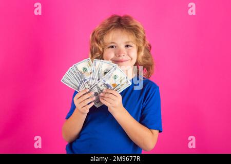 Geld gewinnt, viel Glück. Der Junge hat viele hundert Dollar isoliert im Studiohintergrund. Stockfoto