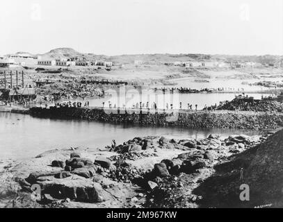 Bau des Assuan-Staudamms (der alte oder niedrige Staudamm) auf dem Nil in Ägypten: Bau vorübergehender Überschwemmungen im westlichen Ärmelkanal. Stockfoto