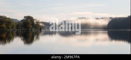 Nebeliger Morgen auf Loch ARD, von Kinlochard, Loch Lomand und Trossachs National Park, Schottland Stockfoto