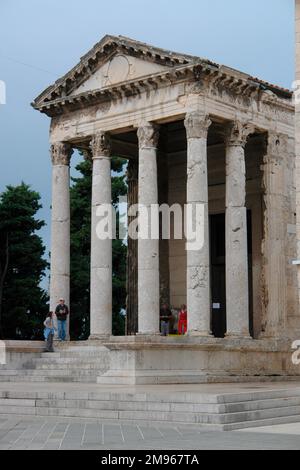 Der Tempel des Augustus in Pula, an der Westküste Istriens, Kroatien. Sie wurde gemeinsam dem ersten römischen Kaiser Augustus und der Göttin Roma gewidmet, der Personifizierung der Stadt Rom. Stockfoto