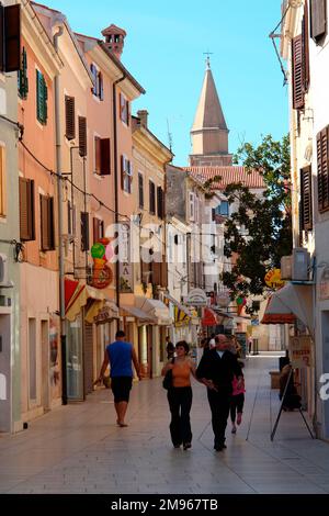 Die malerische Via Garibaldi in der kleinen Hafenstadt Umag an der Nordwestküste Istriens. Stockfoto