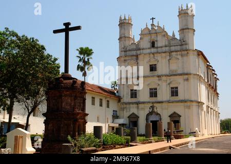 Die Kirche des Heiligen Franziskus von Assisi in Old Goa, Indien. Es wurde 1661 an der Stelle einer früheren Kirche erbaut. Heute beherbergt es ein archäologisches Museum. Stockfoto