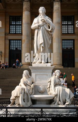 Friedrich von Schiller vor dem Theater und Konzertsaal am Gendarmenmarkt, Berlin. Stockfoto