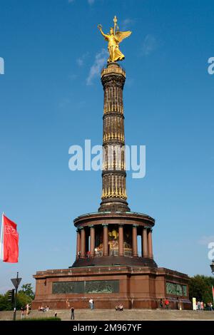 Die Siegessäule in Berlin, Deutschland, wurde in den 1860er Jahren entworfen, um dem preußischen Sieg im Dänisch-preußischen Krieg zu gedenken. Bei seiner Eröffnung im Jahr 1873 hatte Preußen auch Österreich im Austro-Preußischen Krieg (1866) und Frankreich im Französisch-Preußischen Krieg (1870-71) besiegt. Die geflügelte Bronzeskulptur oben ist von der allegorischen Figur Victoria. Stockfoto