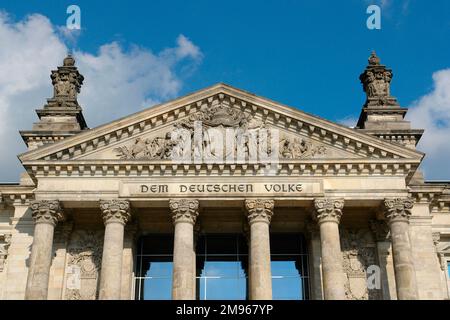 Ein Detail des Eingangs zum Reichstag in Berlin, Deutschland, wurde 1894 eröffnet, um das deutsche parlament zu beherbergen. Er wurde 1933 durch einen Brand schwer beschädigt und der Wiederaufbau wurde erst 1999 abgeschlossen. Die Hingabe „dem Deutschen Volke“, „für das deutsche Volk“, ist auf dem Architekten eingraviert. Stockfoto