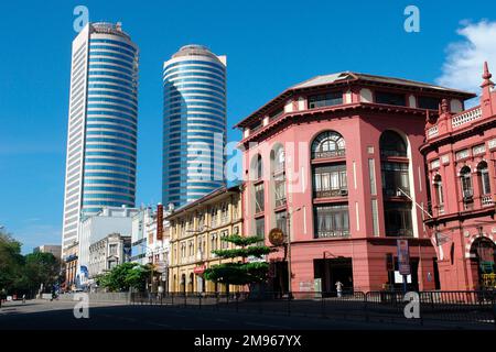 Handelshäuser im Kolonialstil und die zwei Türme des World Trade Centre im Fort von Colombo, Sri Lanka. Stockfoto