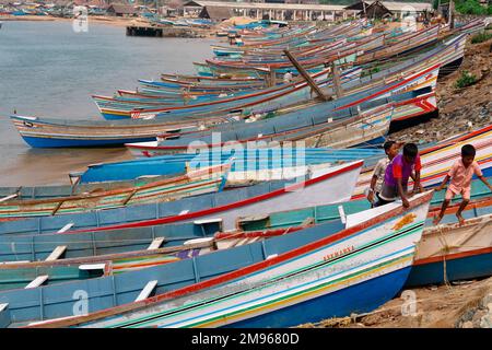 Farbenfrohe Fischerboote stehen vor der Küste von Vishinjam, Trivandrum, Kerala State, Indien. Stockfoto