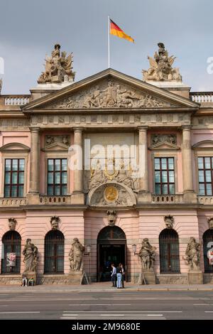 Das Zeughaus, unter den Linden, Berlin, Deutschland. 1730 im Barockstil fertiggestellt, wurde es ursprünglich als Arsenal genutzt. Es wurde 1875 zu einem Militärmuseum, dann wurde es nach Reparatur umfangreicher Schäden im Zweiten Weltkrieg wieder als Museum der deutschen Geschichte eröffnet. Heute beherbergt es das Deutsche Historische Museum. Stockfoto