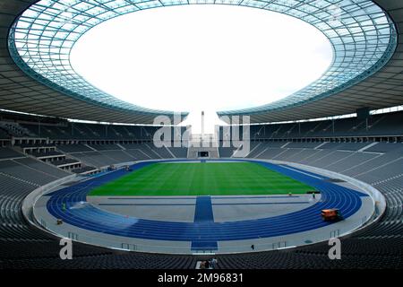 Innenansicht des Olympiastadions in Berlin. Es wurde für die Olympischen Spiele 1936 erbaut und ist seit vielen Jahren ein beliebter Fußballplatz, der einige Renovierungsarbeiten durchlaufen hat. Stockfoto