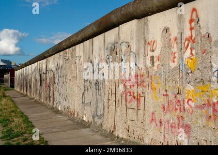 Überreste der Berliner Mauer mit Graffiti in der Bernauer Straße, Berlin. Stockfoto