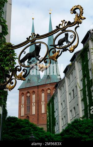 Nikolaikirche, Berlin, Deutschland, charakteristisch für seine zwei Kirchturm. Hier mit einem alten Schild im Vordergrund. Stockfoto