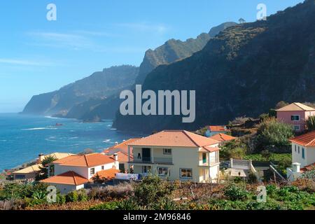 Blick auf Ponta Delgada, im Stadtteil Sao Vicente an der Nordküste von Madeira. Stockfoto