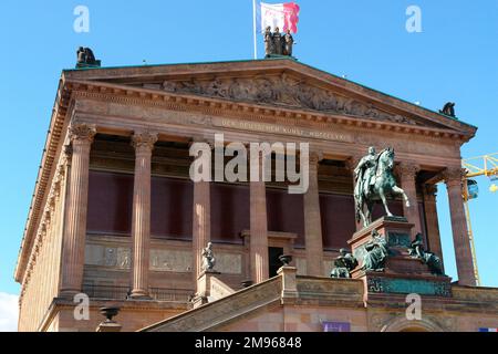 Die Alte Nationalgalerie (Alte Nationalgalerie) auf der Museumsinsel, Berlin, Deutschland. Es wurde 1861 gegründet und zeigt klassische, romantische, Biedermeier-, impressionistische und frühe modernistische Kunstwerke aus der Berliner Nationalgalerie. Vor dem Gebäude befindet sich eine Statue von Friedrich Wilhelm IV. Von Preußen. Stockfoto