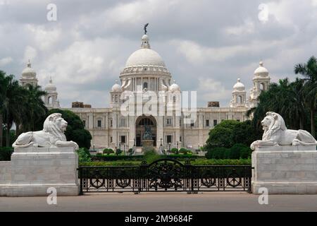 Das Victoria Memorial in Kalkutta, Indien. Es wurde zwischen 1906 und 1921 als Gedenkstätte für Königin Victoria von Großbritannien und Kaiserin von Indien erbaut. Das Gebäude ist jetzt ein Museum. Stockfoto