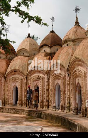 Teil eines Kreises von Shiva (Siva)-Tempeln in Kalna, bekannt als Tempelstadt, in Westbengalen, Indien. Die Nava Kailash oder 108 Shiv Mandirs wurde 1809 erbaut. Die Tempel sind in zwei Kreisen errichtet: Einer von 74 Tempeln, der andere von 34 Tempeln. Der erste hat weiße Marmor- und schwarze Steinfelsen, während der zweite nur weiße Marmor-Shivlingas hat. Alle Shivlingas können vom Zentrum der Tempelanlage aus gesehen werden. Stockfoto