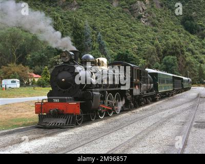 Eine Dampfeisenbahn, der Kingston Flyer, in Kingston, South Island, Neuseeland. Kingston ist eine kleine Stadt am südlichsten Ende des Lake Wakatipu. Der historische Eisenbahnservice Kingston Flyer ist eng mit der Stadt verbunden. Es betreibt über einen 14 Kilometer langen, erhaltenen Abschnitt der ehemaligen Kingston Branch, die über ein Jahrhundert lang eine Eisenbahnverbindung nach Kingston bereitstellte, 1878 eröffnet und 1979 geschlossen wurde. In ihrer Blütezeit galt diese Linie als eine der wichtigsten in Neuseeland. Stockfoto