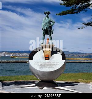 Denkmal für Captain James Cook in Gisborne, an der Ostküste der Nordinsel, Neuseeland. Das Denkmal wurde 1994 errichtet. Ein Teil der Inschrift lautet: 'Hier am 9. Und 10. Oktober, 1769. Koch ging mit Männern aus HM Bark Endeavour auf der Suche nach frischem Essen und Wasser. In der Nähe auf dem Flussfelsen Toka-a-Taiau begrüßten sich Maori-Häuptling und Engländer. Als traditionelle Herausforderungen missverstanden wurden, wurden Maori getötet, das Schiff segelte ohne Vorsorge, und so erhielt Poverty Bay seinen Namen. Von hier aus hat die Endeavour Neuseeland umrundet und Cook hat die erste Karte von diesem hier gezeichnet Stockfoto