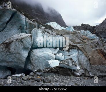 Blick auf Eis an der Zunge des Franz-Josef-Gletschers, Südinsel, Neuseeland. Der Gletscher ist 12 km lang und befindet sich im Westland-Nationalpark an der Westküste der Insel. Stockfoto
