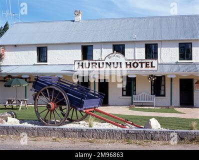 Blick auf das historische Hurunui Hotel in Hurunui, South Island, Neuseeland. Das Hurunui Hotel ist in Neuseeland berühmt für seine Spirituosenlizenz, die es seit 1860 durchgängig hält. Dem ursprünglichen Eigentümer, John Hastie, wurde eine bedingte Lizenz für das „Hurunui Accommodation House“ erteilt. Die Bedingungen beinhalteten, dass er acht Betten in vier Schlafzimmern beherbergt, sechs Pferde beherbergt, Viehhöfe zum Aufreißen von Rindern bereitstellt, Pferde für Reisende zum ford the River bereitstellt und Fremde auch an einen sicheren Ort führt. 1982 verband sich eine kleine Gruppe einheimischer Bauern, um das Hotel zu retten Stockfoto